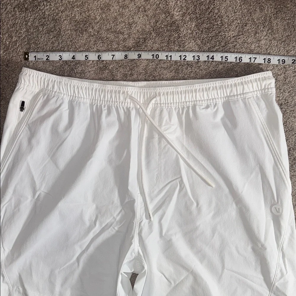 Vuori XXL Crosscourt Shorts men’s $94 white athletic barely used gym - Picture 9 of 10